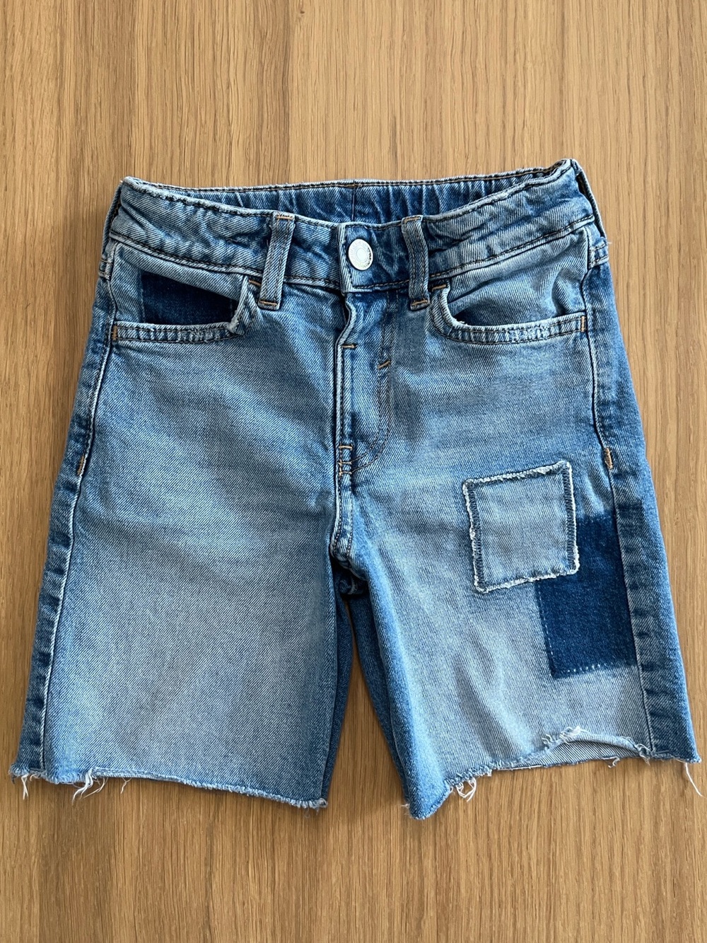 H&M kid’s loose fit denim adjustable waist shorts with patches, size 3/4